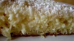 Quantas calorias em 1 Porçoes Bolo Úmido De Coco?