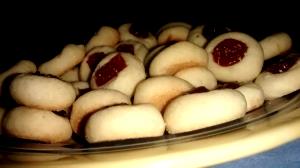Quantas calorias em 1 Porçoes BISCOITO DE MAISENA COM GOIABADA - CASEIRO?
