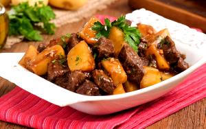 Quantas calorias em 1 Porçoes Carne De Panela Com Batata?