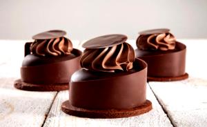 Quantas calorias em 1 Porçoes Cobertura De Chocolate?