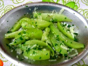 Quantas calorias em 1 Porçoes Ely Salada De Chuchu?