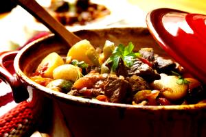Quantas calorias em 1 Porçoes Ensopado De Batata Com Carne?