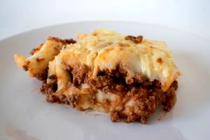 Quantas calorias em 1 Porçoes Escondidinho De Mandioca Com Carne Moída?