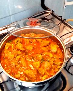 Quantas calorias em 1 Porçoes Frango Ao Curry Com Leite De Coco?
