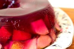 Quantas calorias em 1 Porçoes Gelatina Com Maça?