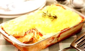 Quantas calorias em 1 Porçoes Lasanha De Frango Com Mussarela E Presunto?