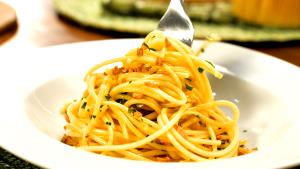 Quantas calorias em 1 Porçoes Macarrao Alho E Oleo Da Josi?