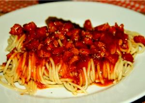 Quantas calorias em 1 Porçoes Macarrão Ao Molho Sugo Com Calabresa?