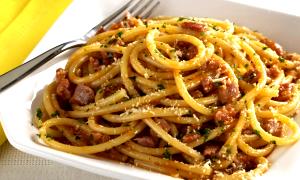 Quantas calorias em 1 Porçoes MACARRÃO COM MOLHO DE LINGUIÇA?