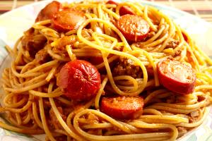 Quantas calorias em 1 Porçoes Macarrão Com Salsichas?