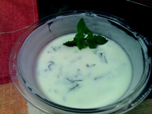 Quantas calorias em 1 Porçoes Molho De İogurte Desnatado Com Manjericão?