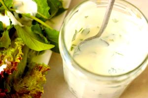 Quantas calorias em 1 Porçoes Molho De İogurte Para Salada?