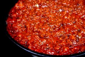Quantas calorias em 1 Porçoes Molho De Tomate Com Carne Moida?