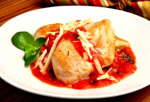 Quantas calorias em 1 Porçoes Peito De Frango Ao Molho De Tomate?