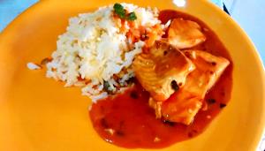 Quantas calorias em 1 Porçoes Peixe Filé De Tilápia Com Molho De Tomate E Leite De Coco?