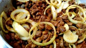 Quantas calorias em 1 Porçoes Picadinho De Carne Acebolada Da Ma?