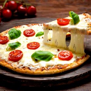 Quantas calorias em 1 Porçoes Pizza De Frigideira Com Presunto, Palmito E Mussarela?