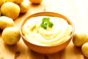Quantas calorias em 1 Porçoes Purê De Batata Leve?