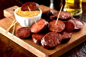 Quantas calorias em 1 Porçoes Pão De Cebola E Calabresa?