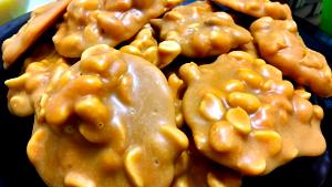 Quantas calorias em 1 Porçoes PÉ DE MOLEQUE COM LEITE CONDENSADO?