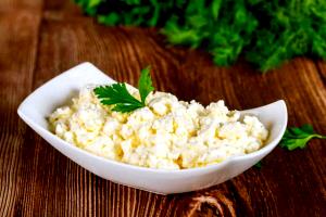 Quantas calorias em 1 Porçoes Queijo Cotage Caseiro?