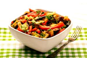 Quantas calorias em 1 Porçoes Salada Cozida De Berinjela?