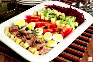 Quantas calorias em 1 Porçoes Salada De Atum Com Legumes?