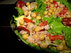 Quantas calorias em 1 Porçoes Salada De Atum E Soja?