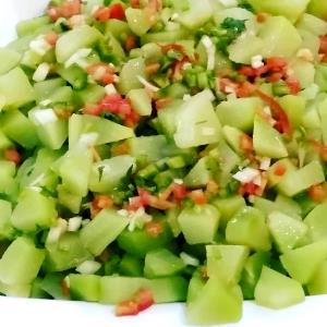 Quantas calorias em 1 Porçoes Salada De Chuchu?