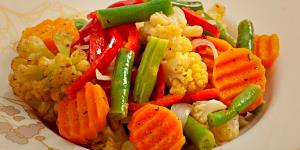 Quantas calorias em 1 Porçoes Salada De Couve, Tomate E Cenoura?