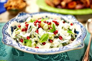 Quantas calorias em 1 Porçoes Salada De Pepino Com Molho De İogurte E Ervas?