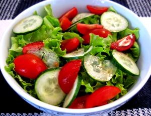 Quantas calorias em 1 Porçoes Salada De Tomate, Pepino E Alface?