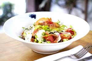 Quantas calorias em 1 Porçoes Salada Especial?