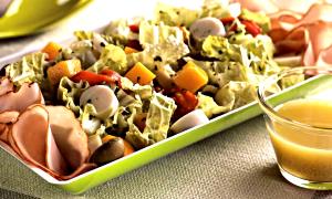 Quantas calorias em 1 Porçoes Salada Leve De Acelga E Frango?