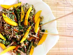 Quantas calorias em 1 Porçoes Salada Mista Com Óleo De Gergelim?