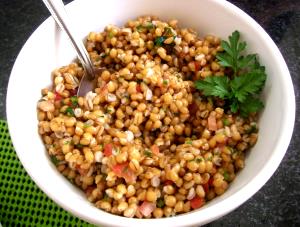 Quantas calorias em 1 Porçoes Salada Trigo İntegral?