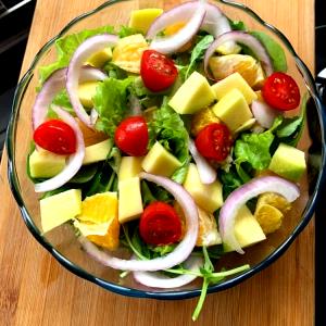 Quantas calorias em 1 Porçoes Salada Tropical De Pote?