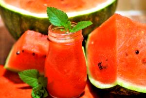 Quantas calorias em 1 Porçoes Suco De Melancia, Melão, Limão, Hortelã E Gengibre?