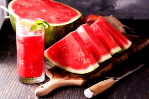 Quantas calorias em 1 Porçoes Suco Detox Com Melancia, Caju E Canela?