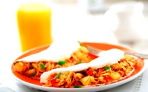 Quantas calorias em 1 Porçoes Tapioca Com Frango Desfiado Tomate E Orégano?