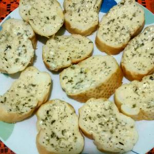 Quantas calorias em 1 Porçoes Torradas Com Creme De Alho?