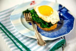Quantas calorias em 1 Porçoes Torradas Com Espinafre E Ovo Cozido?