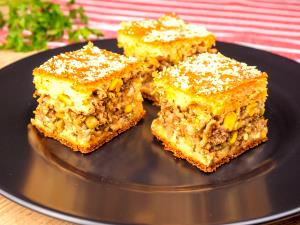Quantas calorias em 1 Porçoes Torta De Liquidificador De Carne Moída?