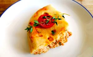 Quantas calorias em 1 Porçoes Torta Rápida De Frango E Passas?