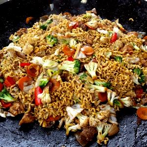 Quantas calorias em 1 Porçoes Yakissoba De Carne E Frango?