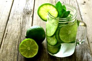 Quantas calorias em 1 Porçoes Água Morna Com Suco De Limão?