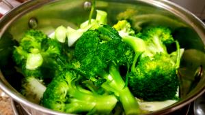 Quantas calorias em 1 Ramo Brócolis Cozidos (de Brócolis Frescos, Cozinhado sem Gordura Adicionada)?