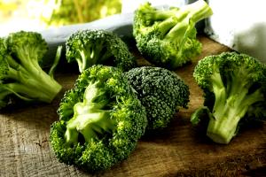 Quantas calorias em 1 Ramo Brócolis Cozidos (de Brócolis Frescos)?