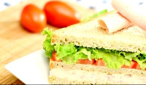 Quantas calorias em 1 sanduíche (140 g) Toast Peito de Peru e Queijo?