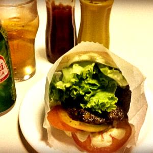 Quantas calorias em 1 sanduíche (234,5 g) Cheese Salada Steak?